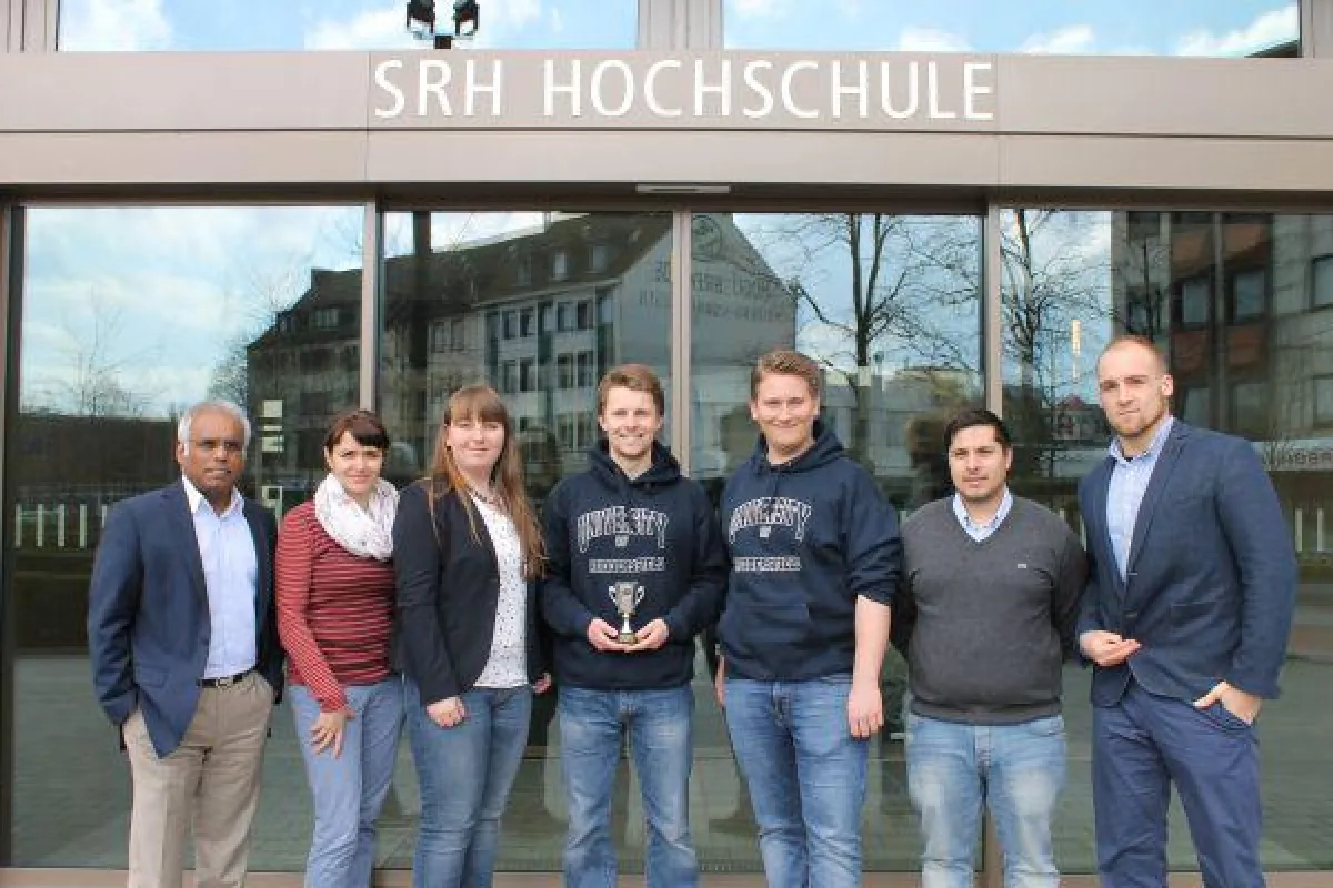 SRH-Studierender Vincent Zoch (Mitte) gewann den Preis auf der ISLC_Conference. Begleitet wurde die