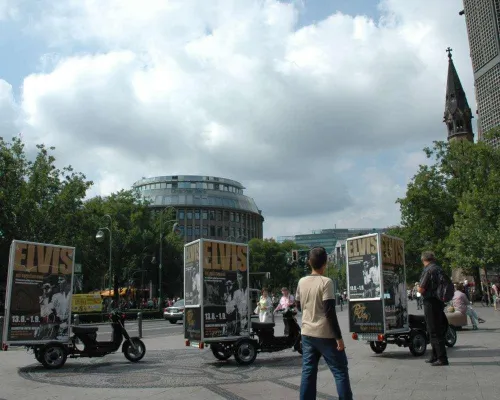 Promotion mit mobiler Außenwerbung von Poster4City - Ausstellung Elvis lebt - des King of Rock 'n' Roll Bild: Promotion mit mobiler Außenwerbung von Poster4City - Ausstellung Elvis lebt - des King of Rock 'n' Roll
