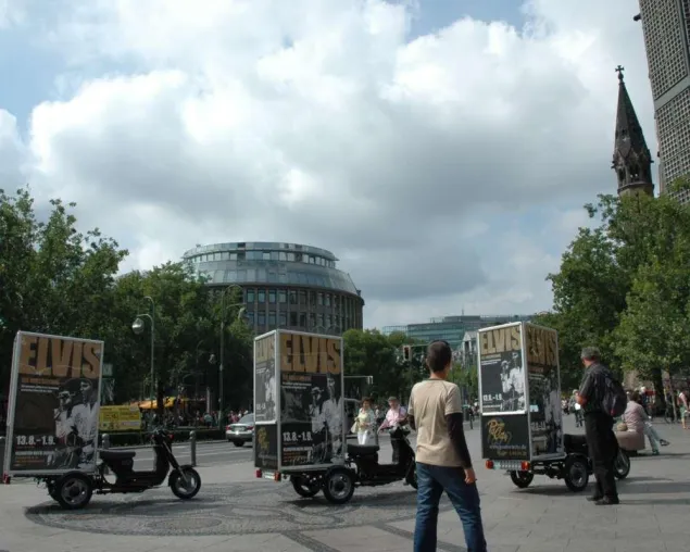 Bild: Promotion mit mobiler Außenwerbung von Poster4City  -  Ausstellung Elvis lebt - des King of Rock 'n' Roll