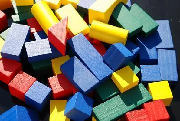 Bild: Holzbausteine fördern die Motorik von Kindern