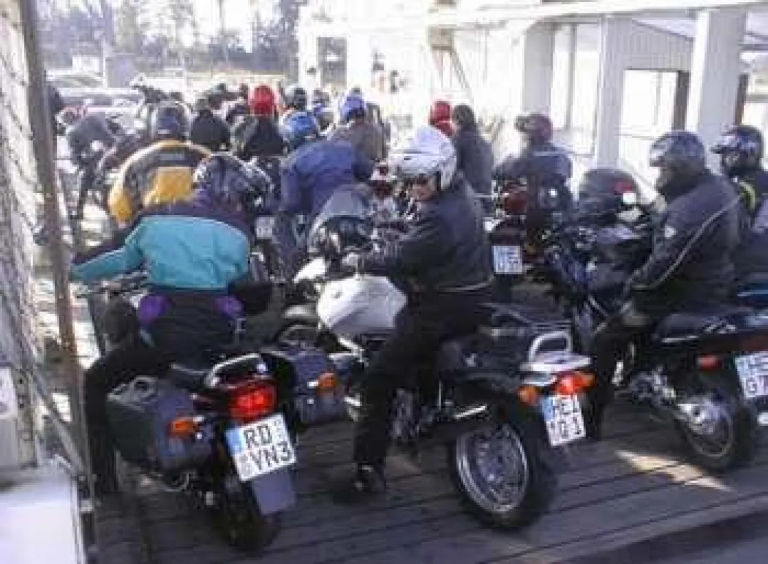 Motorradfahrer lieben Brücken und Fähren - wie hier die Schwebefähre über den Nord-Ostsee-Kanal zwischen Rendsburg und Osterrönfeld. Die Schwebefähre ist Teil der 260 km langen Deutschen Fährstraße.