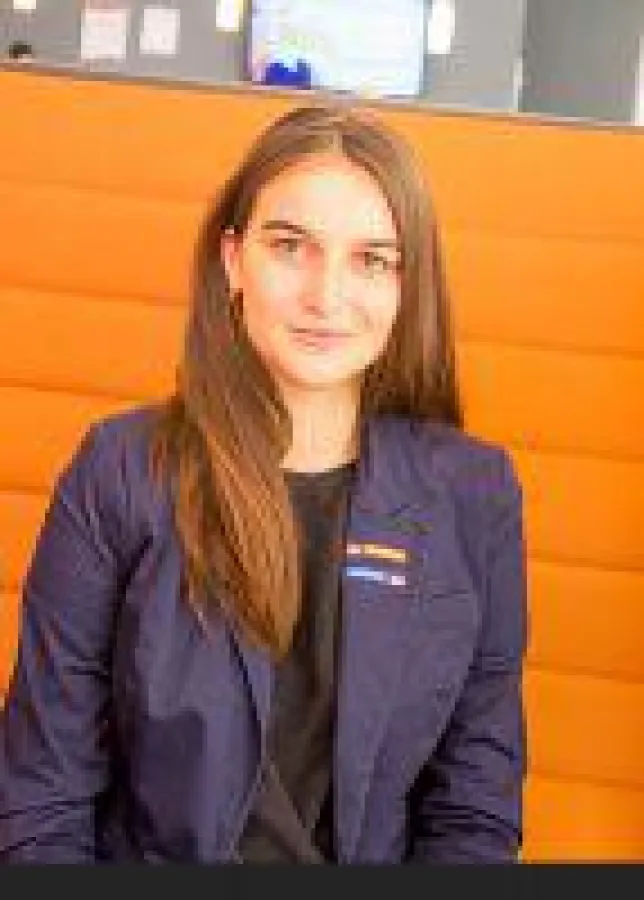 Katharina Wallmann in der Lobby eines A&O Hotels
