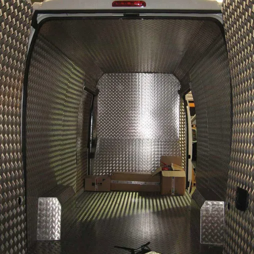 Die „bomben“ Fahrzeugeinrichtung der lombardischen StoreVan Filiale Bild: Die „bomben“ Fahrzeugeinrichtung der lombardischen StoreVan Filiale