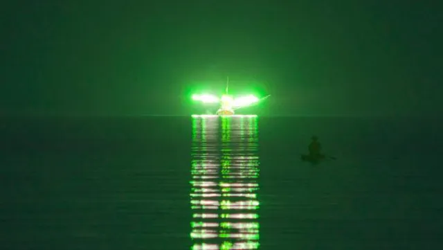 MUFON: Passagier filmt mehrere mögliche UFO-Flotte aus Flugzeug vor der See bei Taiwan Bild: MUFON: Passagier filmt mehrere mögliche UFO-Flotte aus Flugzeug vor der See bei Taiwan