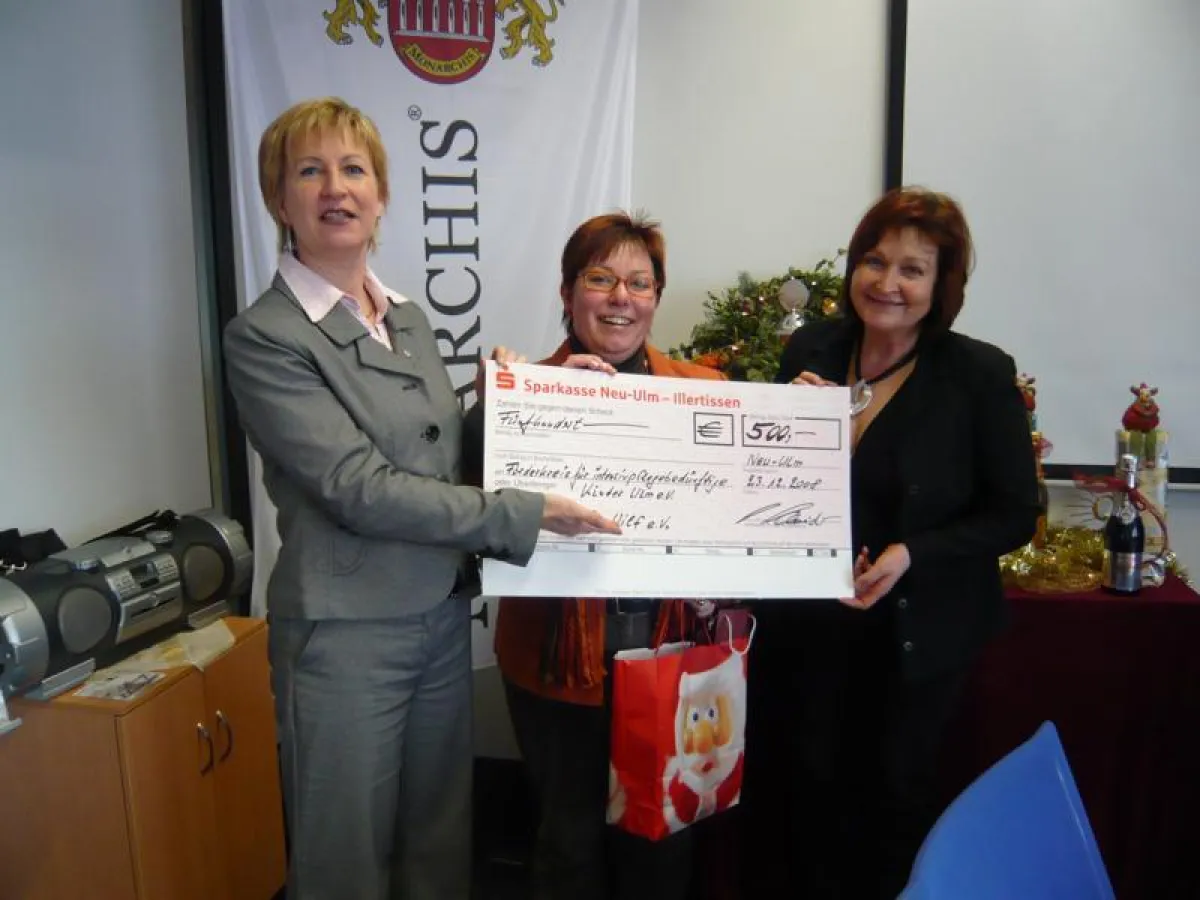 Die stellvertretende Vorsitzende des Monarchis Hilf e.V., Sonja Schneider (links) überreicht einen Spendenscheck in Höhe 500,00 Euro an Mathilde Maier, 1. Vorsitzende des Förderkreises für intensivpfl