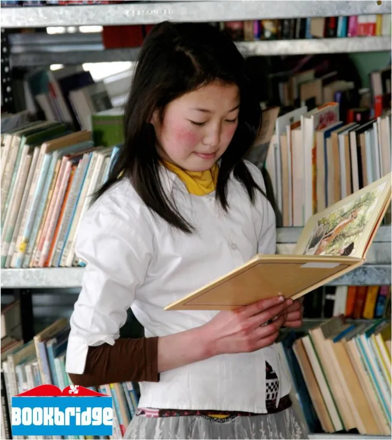 Mongolisches Mädchen im ersten Bildungszentrum. Täglich strömen über 150 Besucher in die Räume der Bücherbrücke.