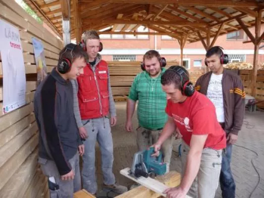 Hörschäden auf dem Bau vermeiden - "Tag gegen Lärm" im Technologiezentrum der Handwerkskammer Bild: Hörschäden auf dem Bau vermeiden - "Tag gegen Lärm" im Technologiezentrum der Handwerkskammer