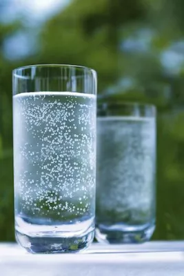 Bild: Schön durch die kalte Jahreszeit: Prickelndes Mineralwasser sorgt für einen frischen Teint