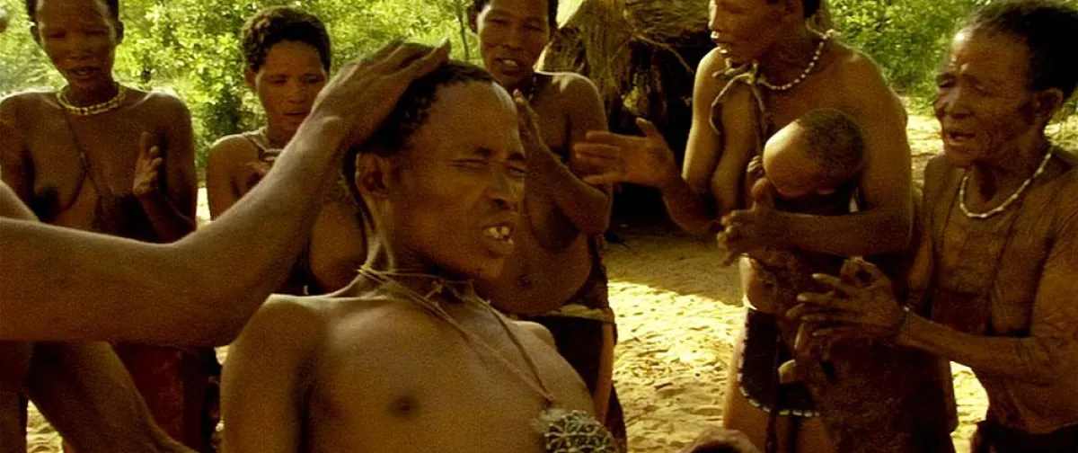 Noch traditionell authentisch? Die Buschmänner im Norden Namibias. copyright 2009 einscommanull / Filmakademie Baden-Württemberg