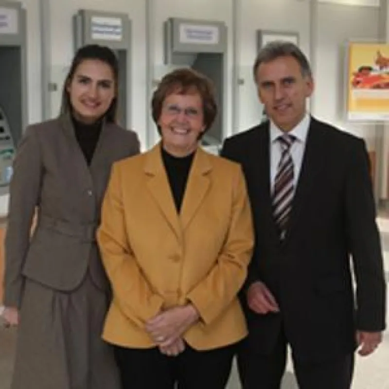 Stephanie Linkens und Michael Dieker nehmen Heidrun Eßer gerne in ihre Mitte. Hilfe zur Selbsthilfe: Für den Kinderschutzbund und die Volksbank gelebte Solidarität.