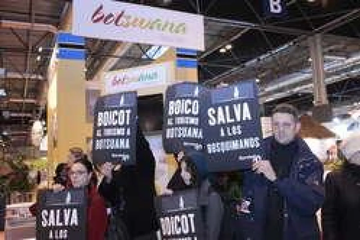 Demonstranten protestieren vor FITUR gegen Reisen nach Botswana. © Iñaki Luis/Survival