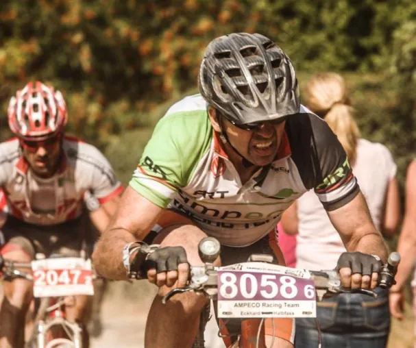 Bild: Bis an die Grenzen ihrer Kräfte für Kinder in Not bei Europas größtem Mountainbike Rennen