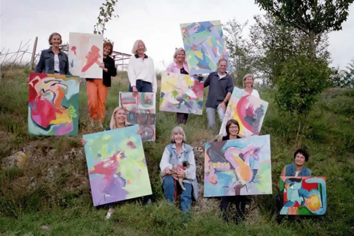 Sigrid Matthews mit Schülern