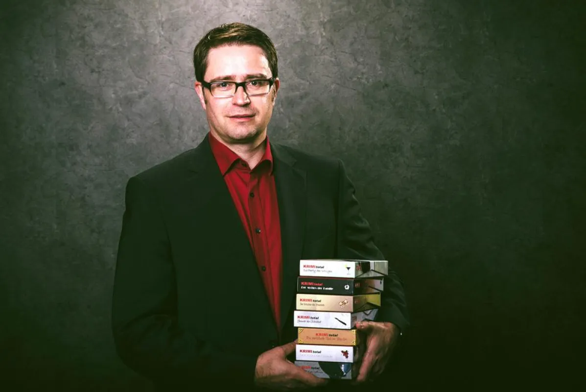 Autor und Gründer Jörg Meißner mit seinen Spielen