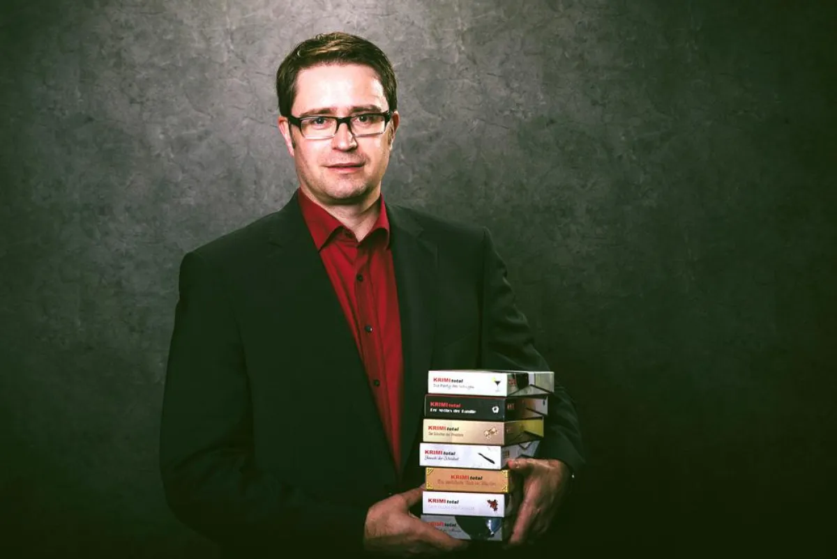 Autor und Gründer Jörg Meißner mit seinen Spielen