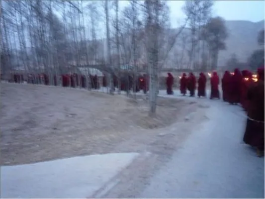 In Qinghai begrüßten buddhistische Mönche das neue Jahr mit einer Mahnwache Bild: In Qinghai begrüßten buddhistische Mönche das neue Jahr mit einer Mahnwache