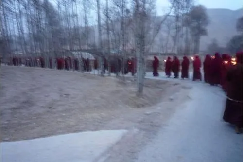 Bild: In Qinghai begrüßten buddhistische Mönche das neue Jahr mit einer Mahnwache