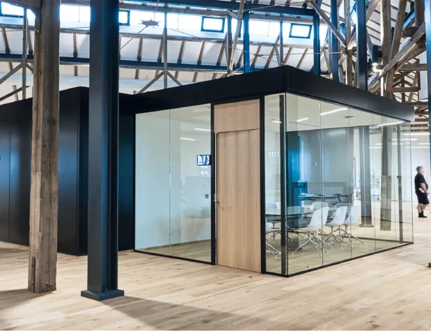 Bild: Motivierende, nachhaltige Arbeitsräume - Trennwandsysteme aus Glas für eine moderne Raumgestaltung