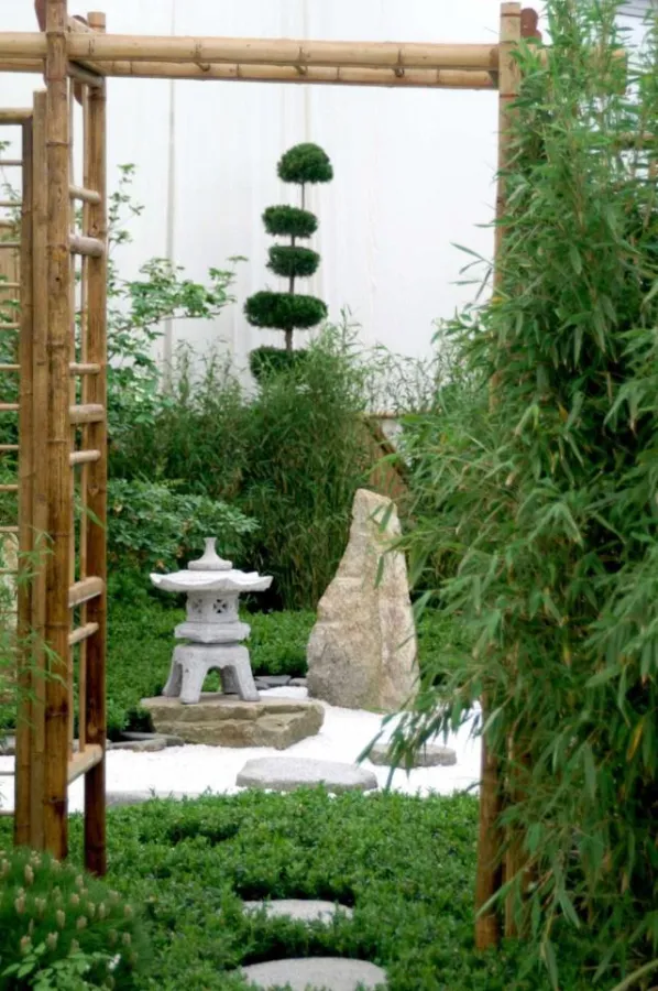 Japanische Gärten beeindrucken durch ihre strenge Komposition. Foto: Helmers Baumschulen GmbH