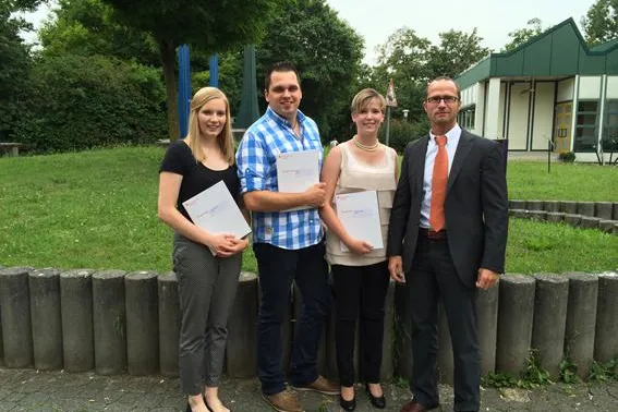 Bild: Geschafft. Azubis feiern bei der BINDER GmbH ihren erfolgreichen Abschluss