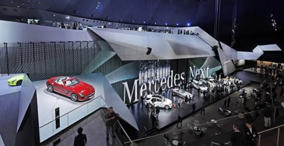 Die kinetische Medienbühne auf dem IAA-Messetand von Mercedes-Benz in der Festhalle.  Foto: Andreas Keller