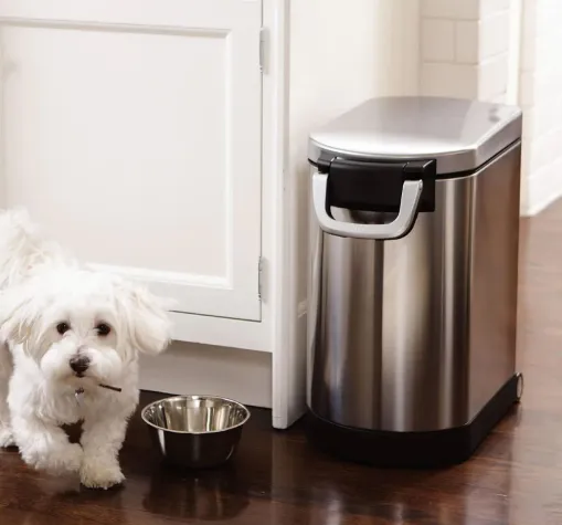 Bild: Frisch und stilvoll aufbewahrt: der Tierfutterbehälter von simplehuman