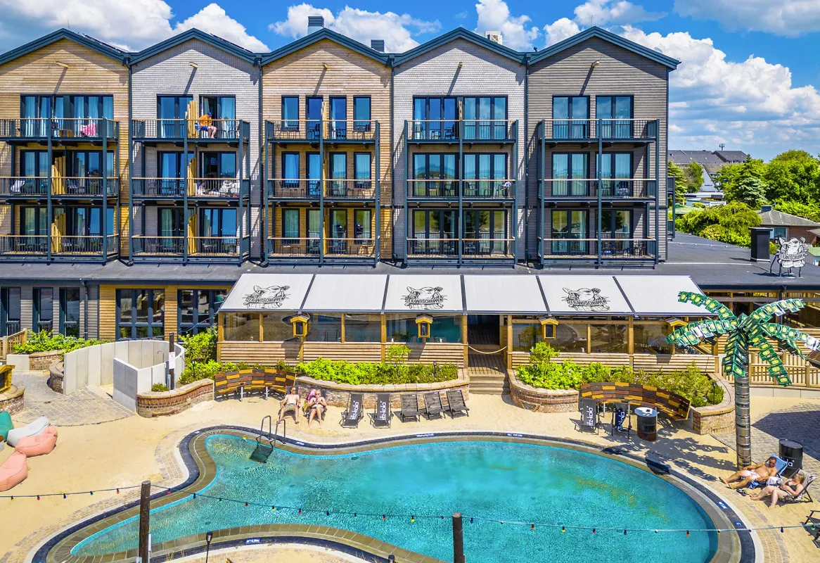 Das Hotel „Bretterbude Büsum“ erhielt eine Markisenanlage mit Logodruck von markilux. (© markilux)