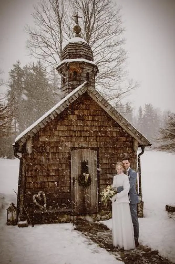 Für viele Brautpaare bedeutet eine Hochzeit im Schnee auf der GutsAlm Harlachberg Romantik pur.