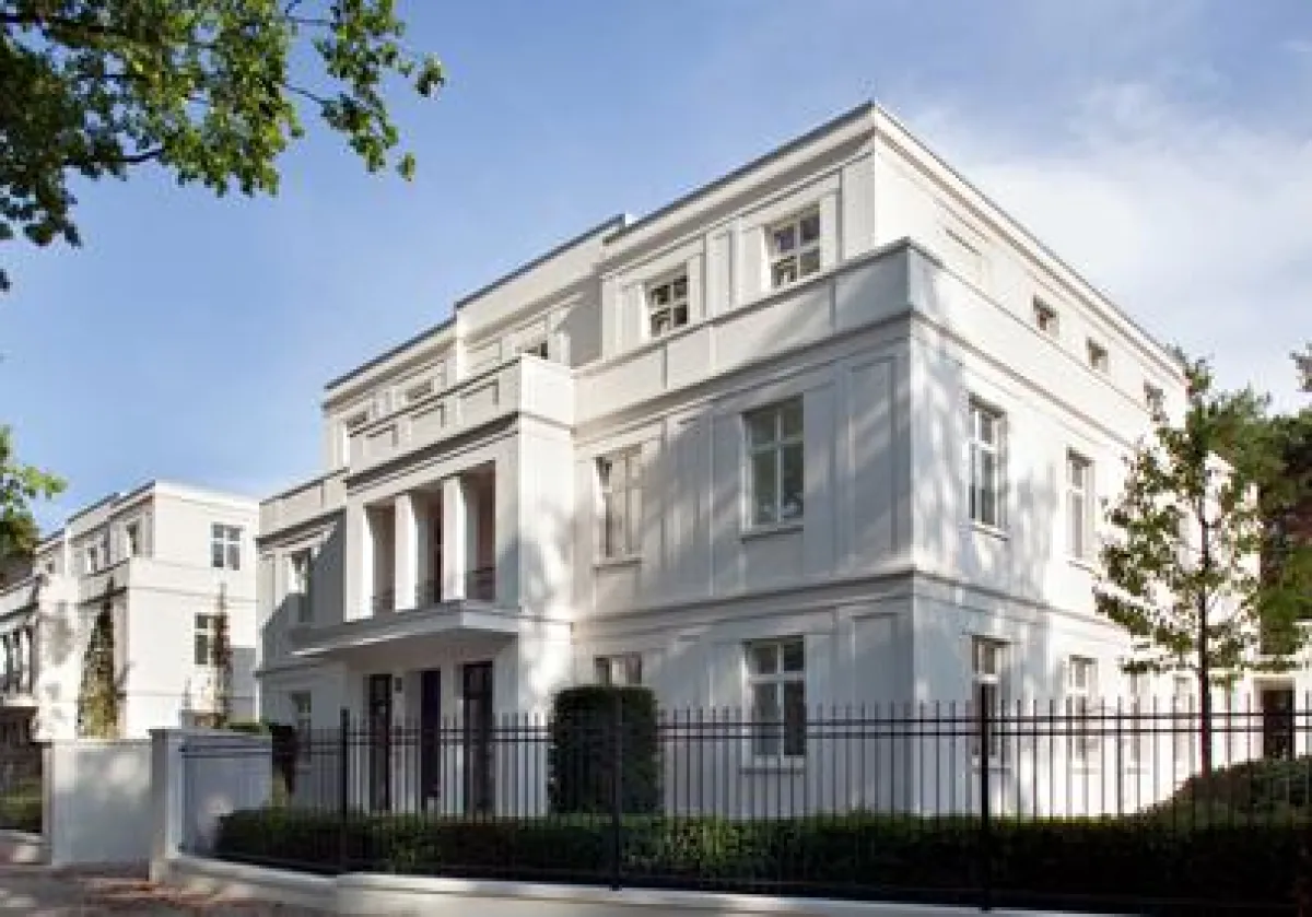 Die Berliner Hubertusgärten verbinden Exklusivität und moderne Wohnvorstellungen mit einer zeitlos klassischen Architektursprache.