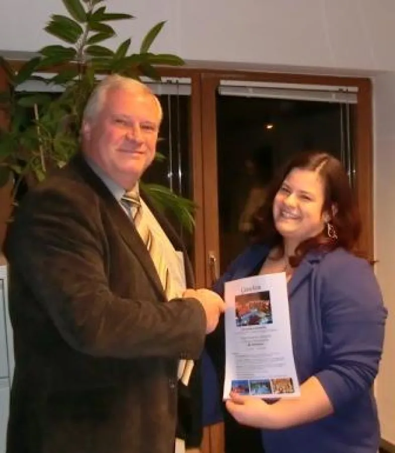 Dipl. Wirtsch. Ing. Norbert Hofbauer überreicht Frau Claudia Mayer den Gutschein