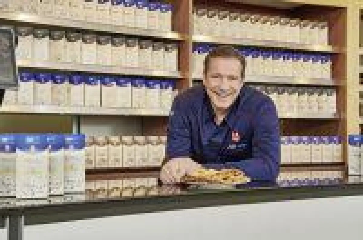 Alexander Herrmann vor seinen Produkten im Nürnberger Lebkuchen-Schmidt-Shop.