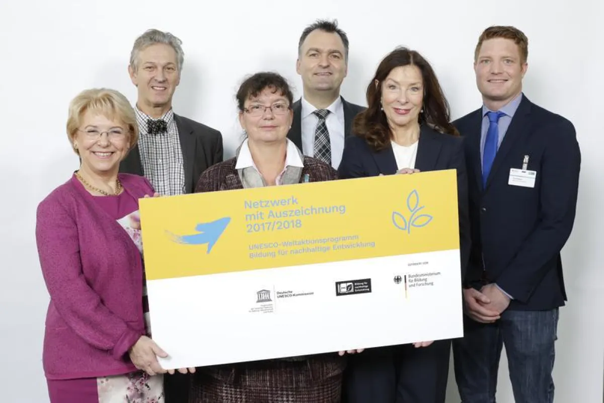 BNE Auszeichnungsveranstaltung: Bad Honnef lernt Nachhaltigkeit – K. Haugg, BMBF (l), Prof. Dr. V. Metze-Mangold, UNESCO-Kommission (5.vl) , Prof. Dr. G. de Haan, Wiss. Berater der Nation ()