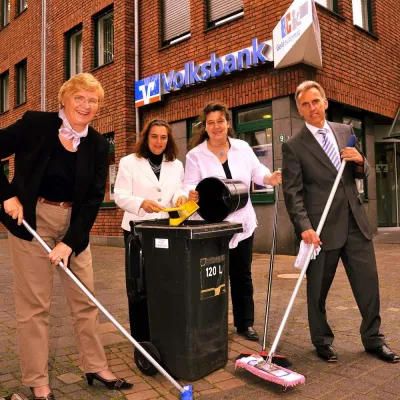 Schulvertreter bedankten sich bei Volksbank Bild: Schulvertreter bedankten sich bei Volksbank