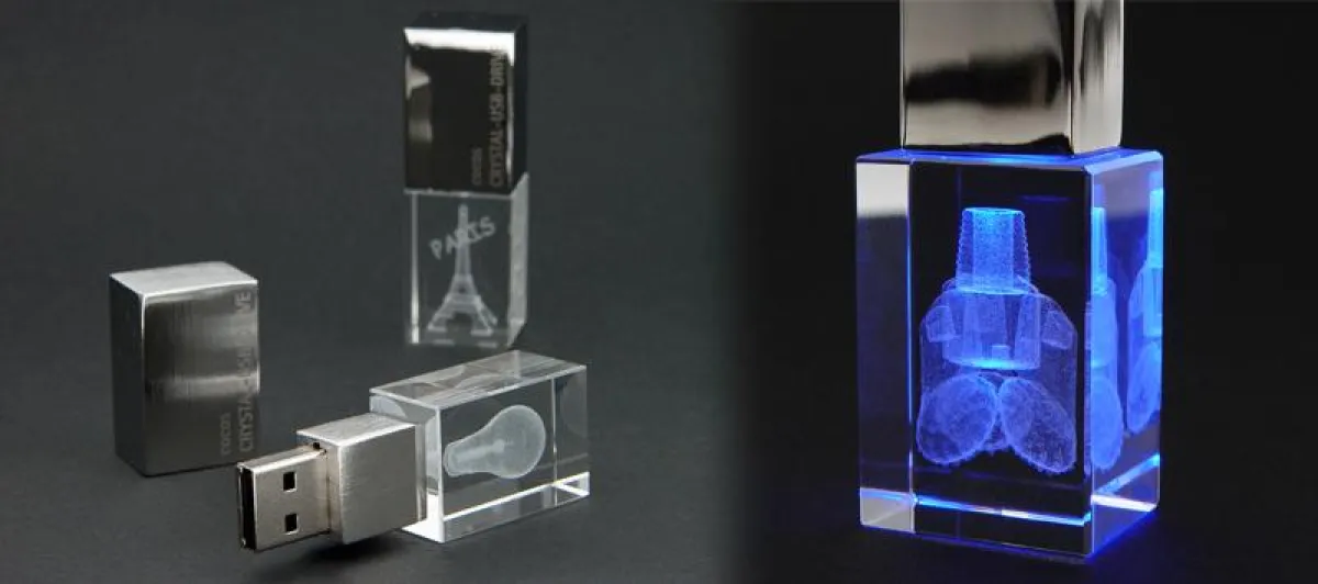 Mit roter, blauer oder weißer LED beleuchtete 3D-Gravur