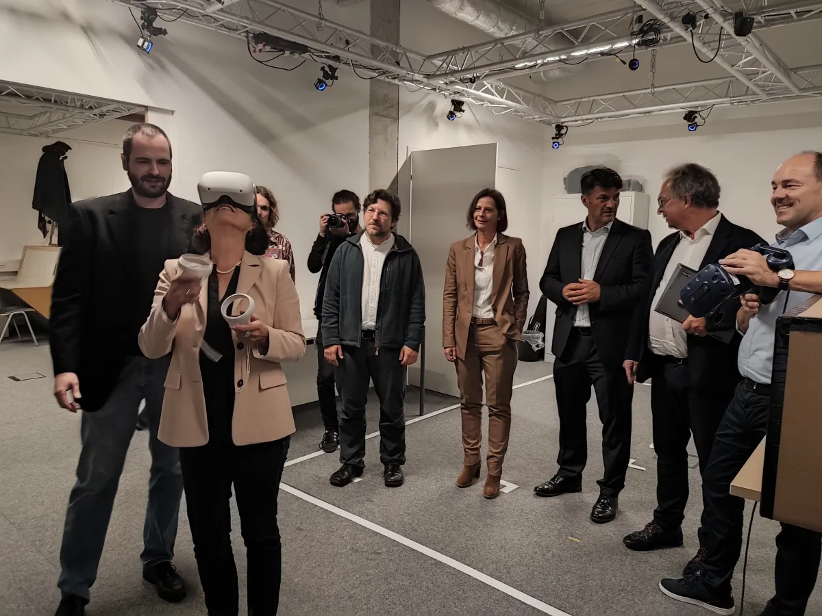 „Angewandte Forschung an der Schnittstelle Mensch & Maschine“ im Labor VR4 in der TechBase.  (© R-Tech GmbH, Tanja Braun)