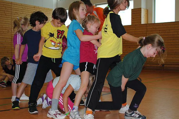 Bild: 180 Grundschüler der Sandfeldschule Gießen feiern olympisches Sportfest