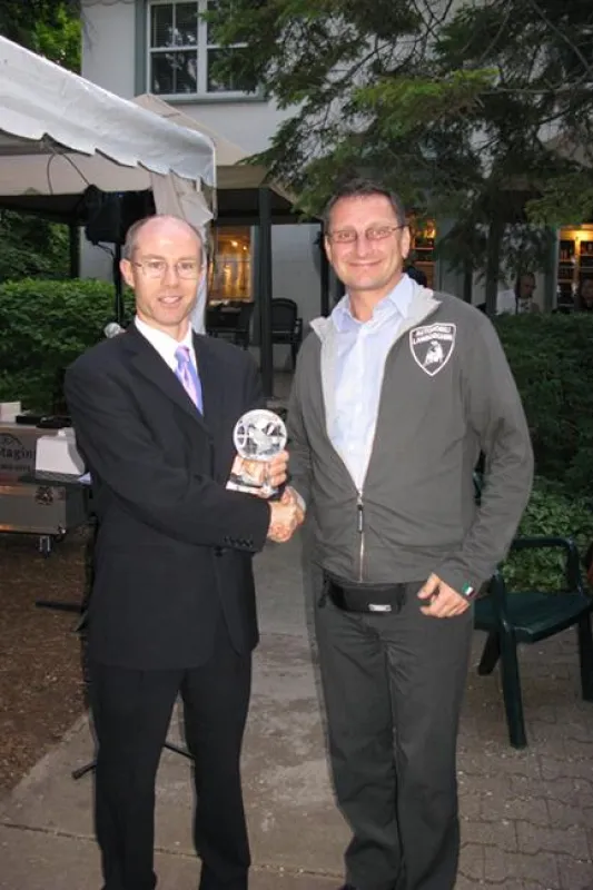 DI Manuel Lindner, Geschäftsführer der Lindner-Recyclingtech GmbH bei der Übergabe des Global Fuels Awards durch Robert McCaffrey, Conference Convenor, PRo Publications (v.r.n.l.)