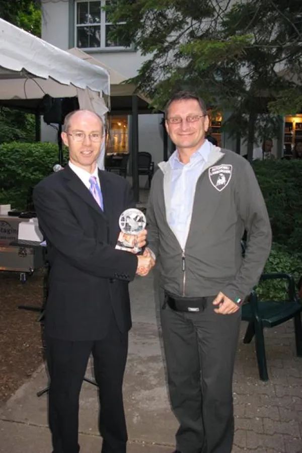 DI Manuel Lindner, Geschäftsführer der Lindner-Recyclingtech GmbH bei der Übergabe des Global Fuels Awards durch Robert McCaffrey, Conference Convenor, PRo Publications (v.r.n.l.)