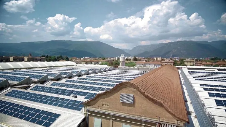 Bild: 1 Megawatt Photovoltaik-Module FuturaSun auf dem Dach von Baxi
