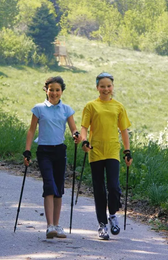 Nordic Walking macht auch Kindern Spaß, man muss sie nur dafür begeis-tern. Spezielle Ferienkurse gibt es bei Nordic Walking for Kids im Schwarz-wald und im Sauerland. Foto: Nordic Walking for Kids