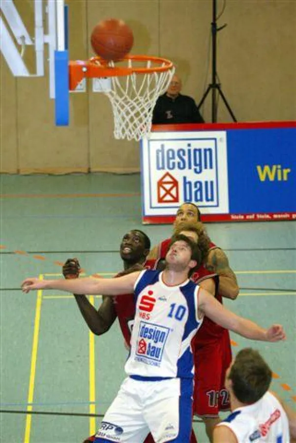 Da können die Artland Dragons nur noch hinterherschaun: Mario Lück versenkt den Ball. Foto: Olaf Möldner
