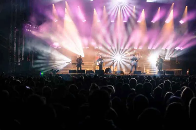 Bild: Mumford & Sons vertraut auf ROBE Equipment