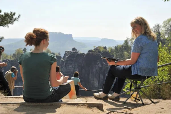 Wandern, malen und genießen: Elbsandsteingebirge lädt im August zur Malerwegwoche Bild: Wandern, malen und genießen: Elbsandsteingebirge lädt im August zur Malerwegwoche