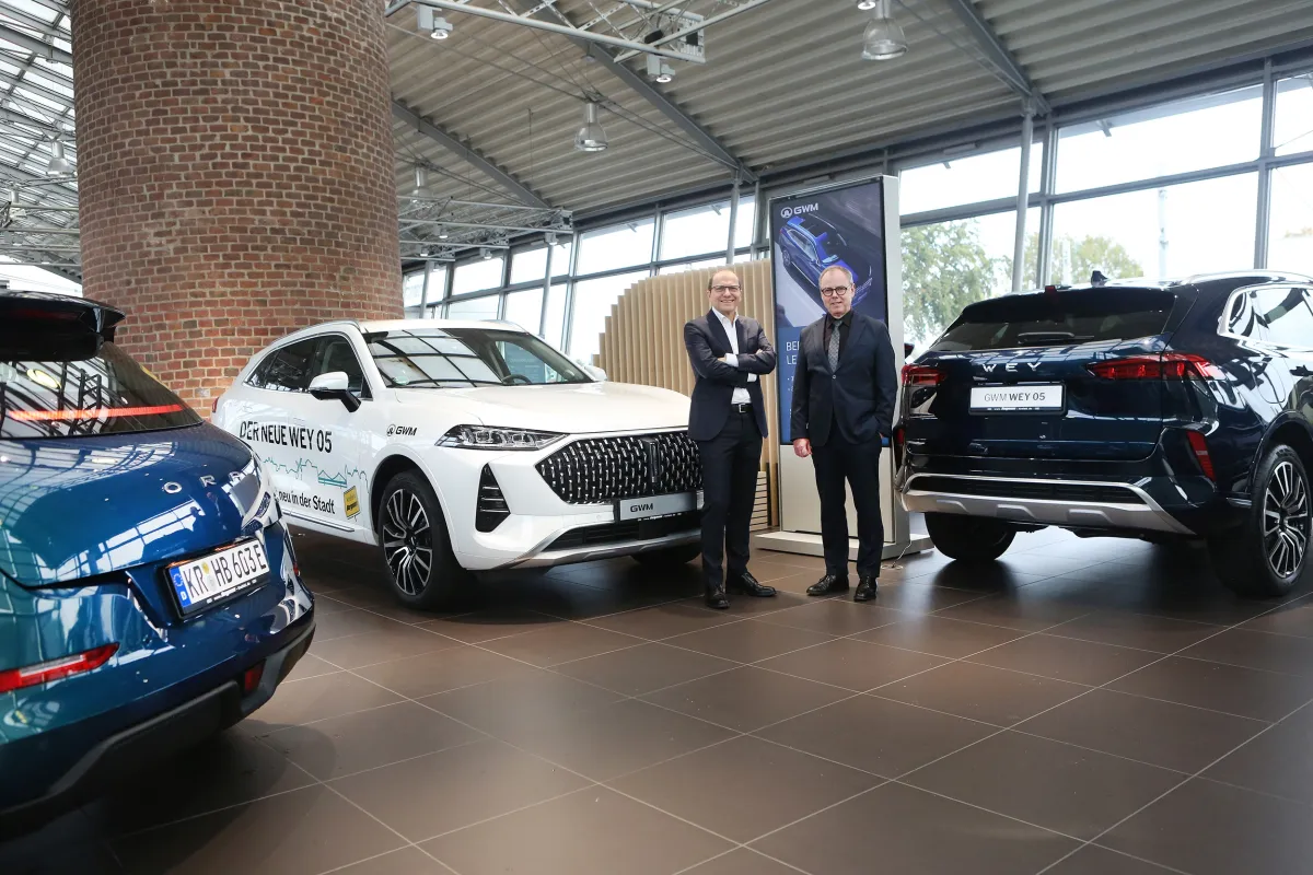 Joachim Kurth und Hermann Borgmann (Geschäftsleitung Autohaus Borgmann) (© GWM Borgmann)