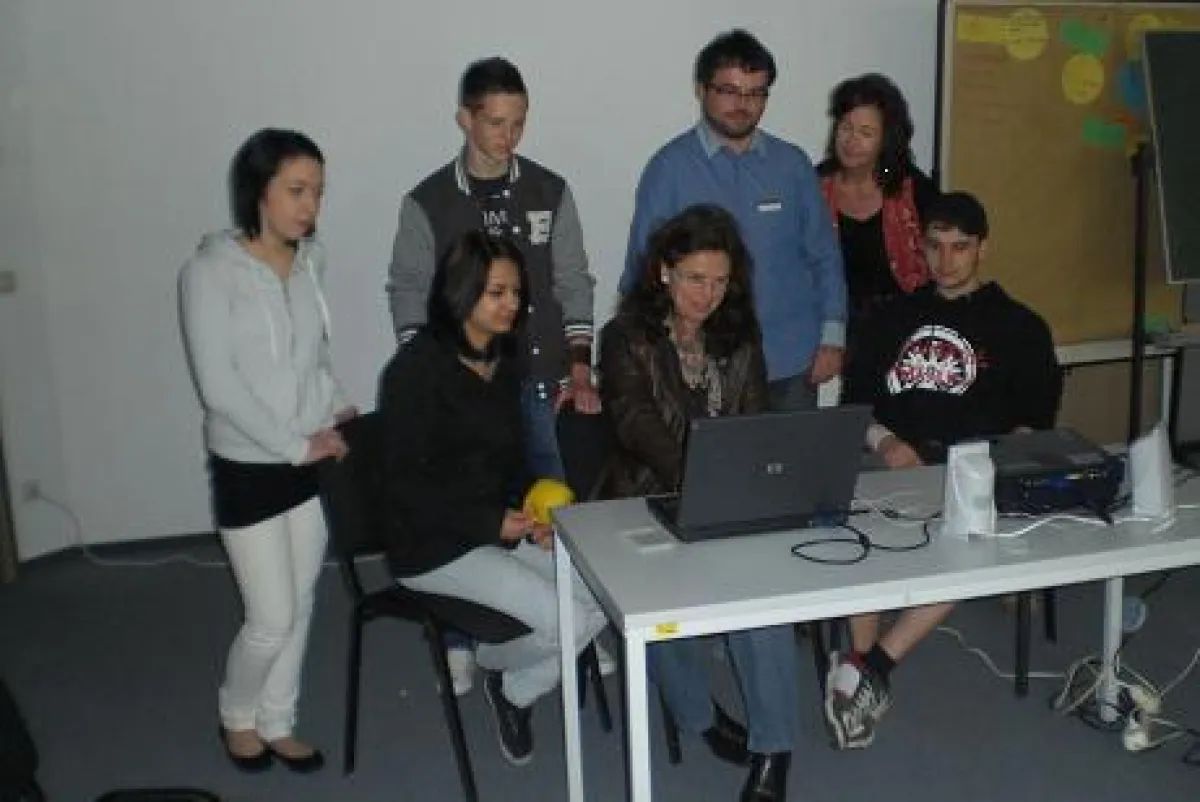 Britt Löwe und Petra Fliedner vom Landesjugendamt präsentieren den jugendlichen Seminarteilnehmern die Info-Angebote der Internet-