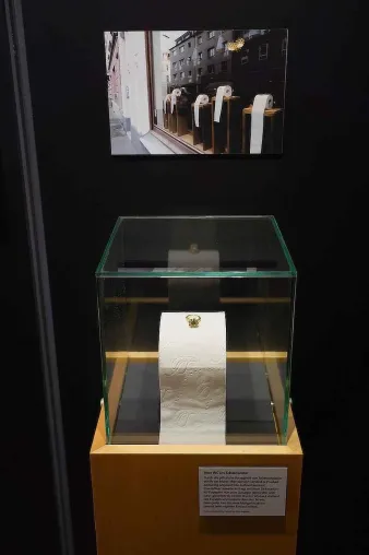 Bild: „Purer Luxus“ – Schmuck-Klopapier-Deko aus Köln wird im „Zeitgeschichtliches Forum Leipzig“ ausgestellt