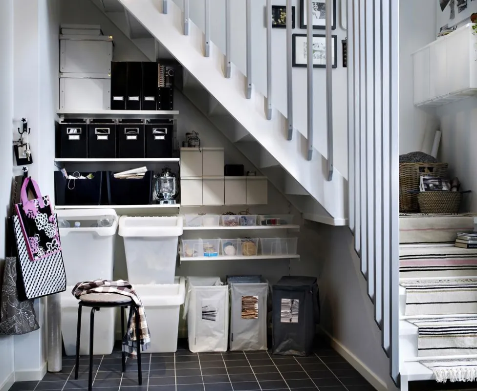 Der Platz unter der Treppe wird durch Regalböden zu wertvollem Stauraum. Foto: Ikea