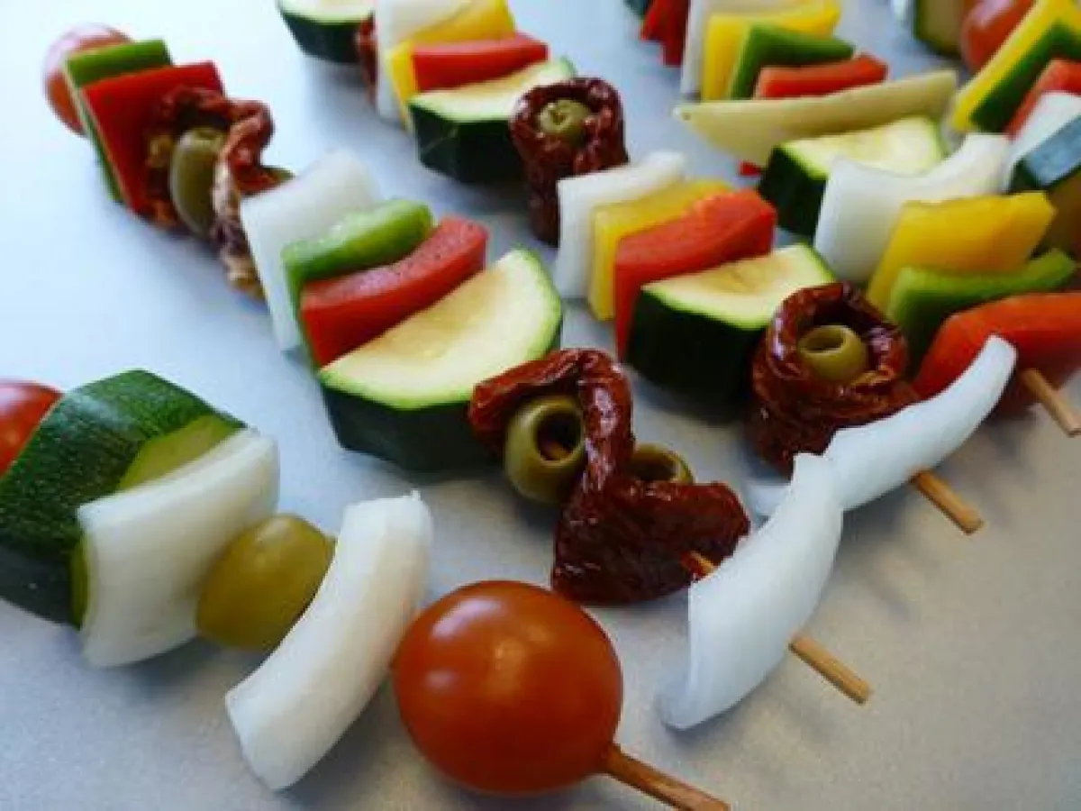 Bunte Schaschlik-Spieße sorgen für jede Menge Grillspaß.