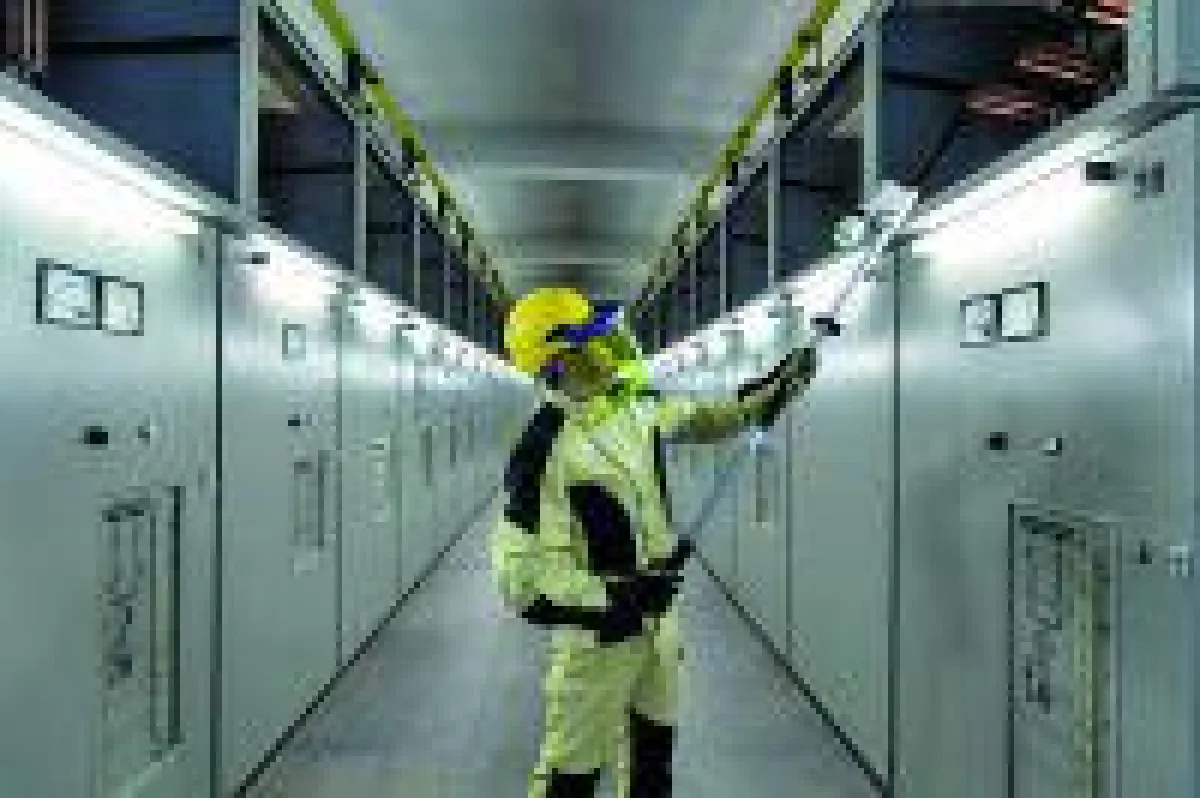 Mit den Spannungsprüfern der Baureihe PHE4 von DEHN sicher auf der ganzen Linie