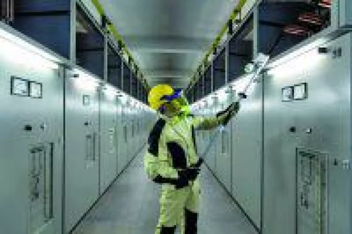 Bild: Mit dem Spannungsprüfer PHE4 sicher auf der ganzen Linie